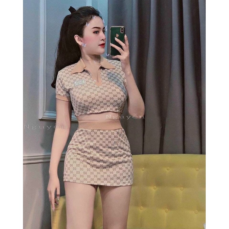 16S60B1 Set áo thun croptop tay ngắn cổ sơ mi và chân váy ôm body ngắn, in họa tiết