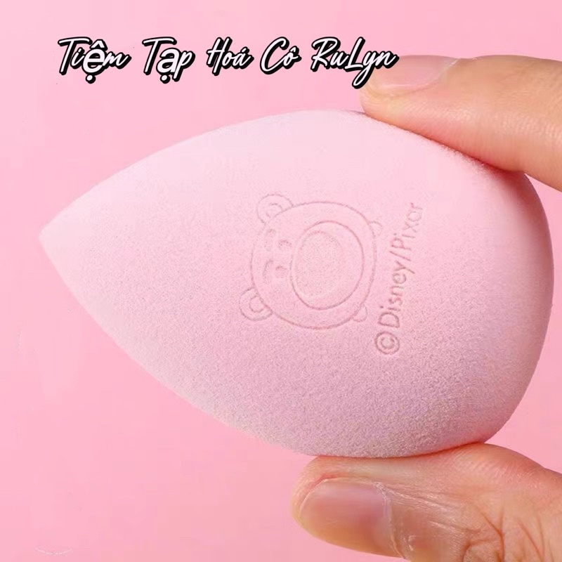 Mút trang điểm Miniso hình giọt nước màu hồng hoạ tiết Gấu Lotso công dụng kép sử dụng cả khô và ướt ( Hàng Có Sẵn)