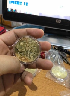 Đồng xu Bicoin mạ vàng