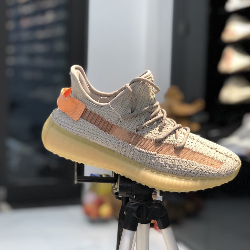 Giày Sneaker kiểu dáng Slimfit thích hợp với bộ đồ thể thao và quần jeans áo phông