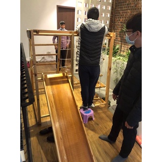 cầu trượt gỗ cho bé
