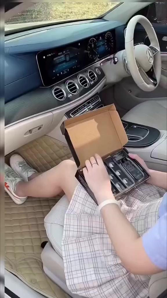 Đèn Led Gầm Ghế Ô Tô chiếu sao cắm cổng USB -nháy theo nhạc Có điều khiển tùy chỉnh màu sắc 3 mắt tròn