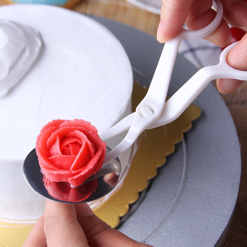 Kéo nhựa cắt hoa trang trí bánh
