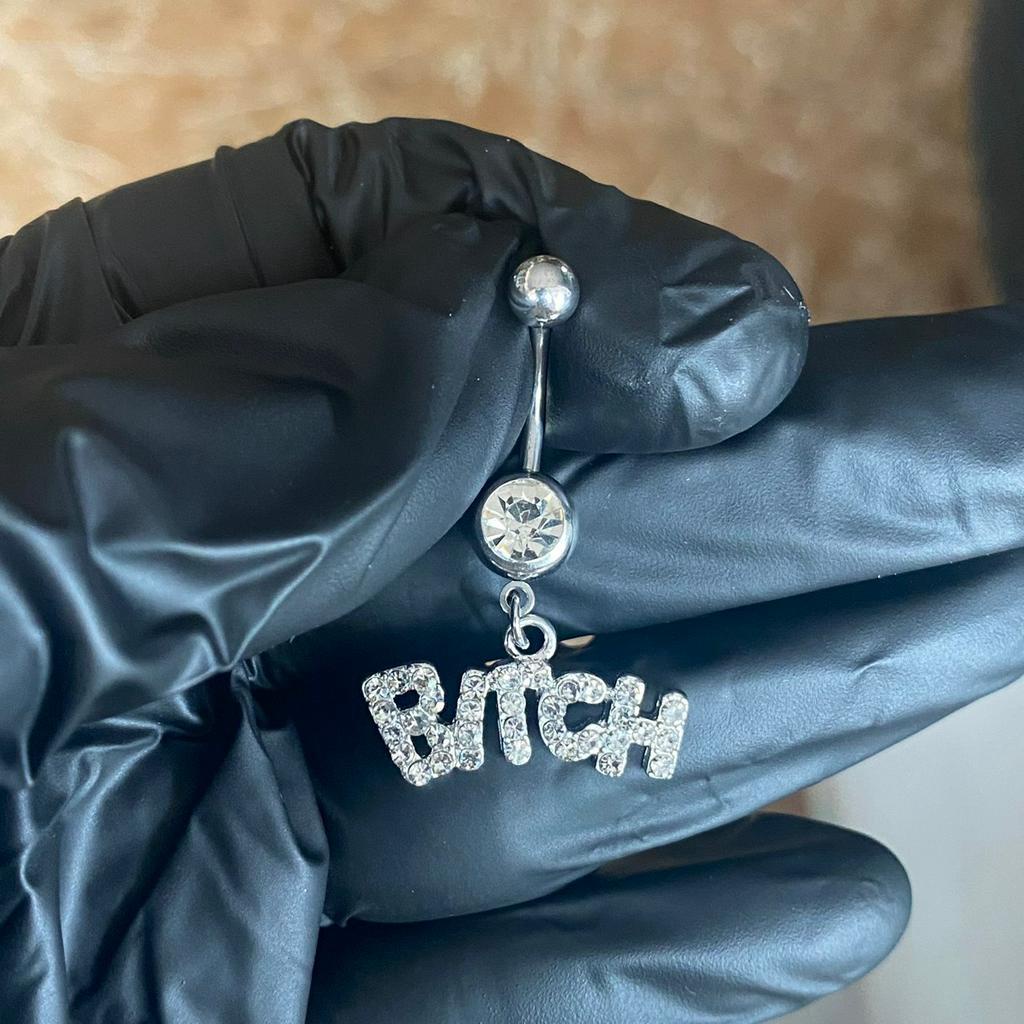 Khuyên rốn chữ BITCH cao cấp bằng thép y tế cao cấp không rỉ.