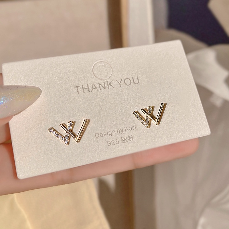 Hoa tai kim cương hình chữ W cá tính phong cách Hàn Quốc