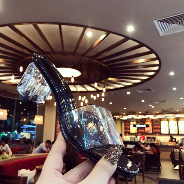 Dép hot gơ Võ Lý Kim Ngân