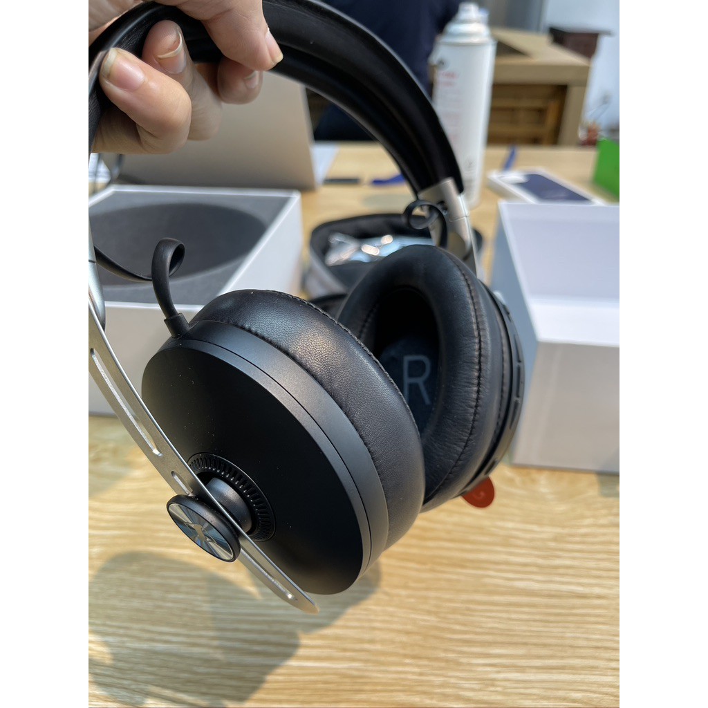 Tai nghe Sennheiser Momentum True Wireless 3 màu đen