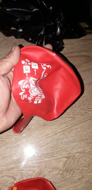 Chiếc bong bóng tròn In chữ CHÚC MỪNG NĂM MỚI loại to khi bơm 90cm hoặc 50cm bằng cao su