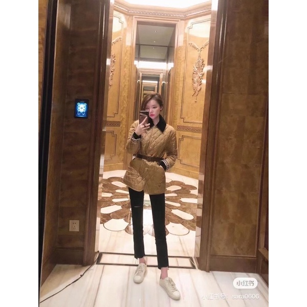 Áo khoác Burberry thiết kế áo khoác hình thoi có túi tiện lợi.