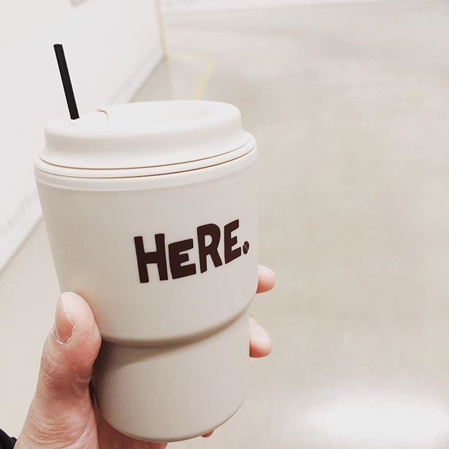 Cốc uống nước có nắp xoay có lỗ cắm ống hút Nhật Bản | BigBuy360 - bigbuy360.vn