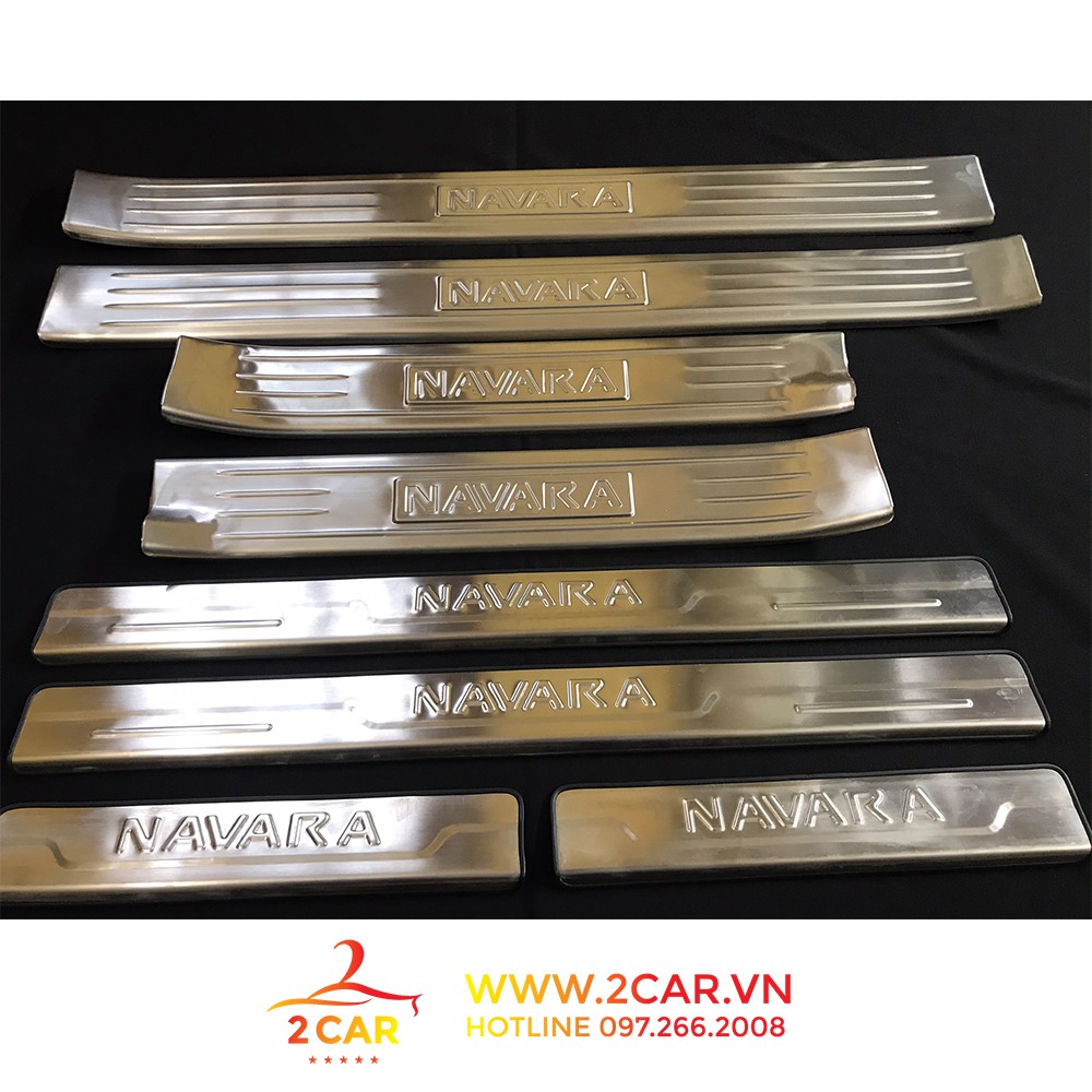 Ốp Bậc Cửa Trong, Ngoài Xe Nissan Navara 2015-2020, chất liệu Inox