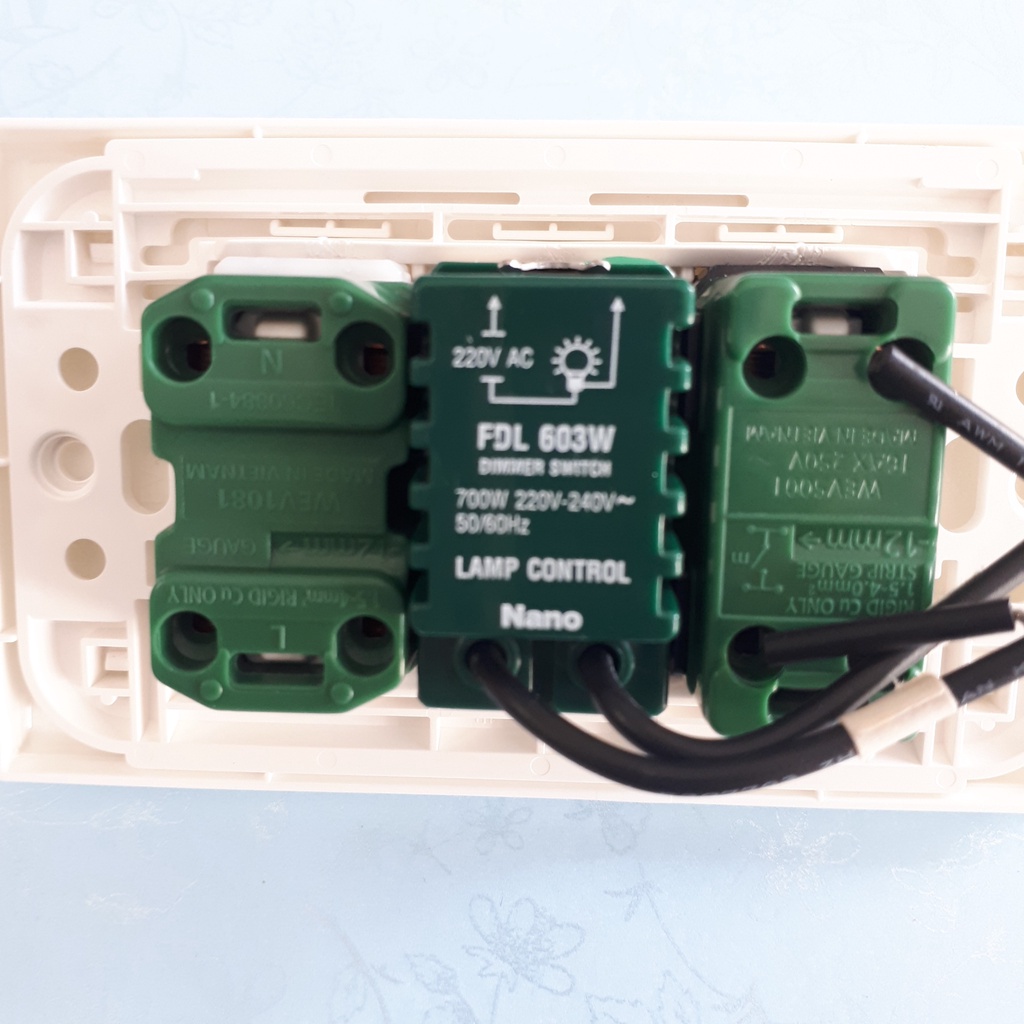 Combo Mặt nạ 3 lỗ WEV68030SW gồm ổ cắm đơn màng che WEV1081SW, dimmer đèn 700W, công tắc 1 chiều WEV5001SW - Panasonic