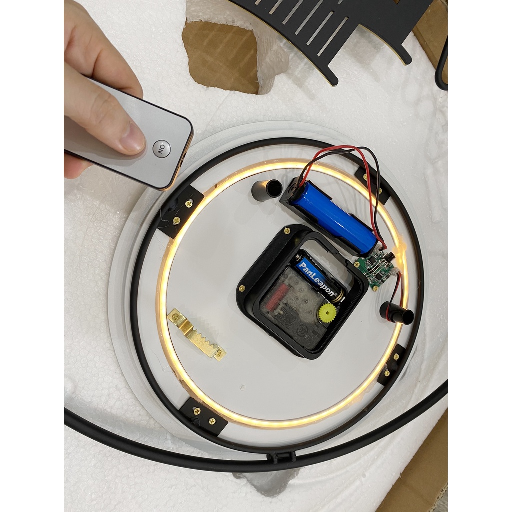 Đồng hồ treo tường trang trí decor phòng khách Bắc Âu kim trôi cao cấp KOKA JT20183A-45