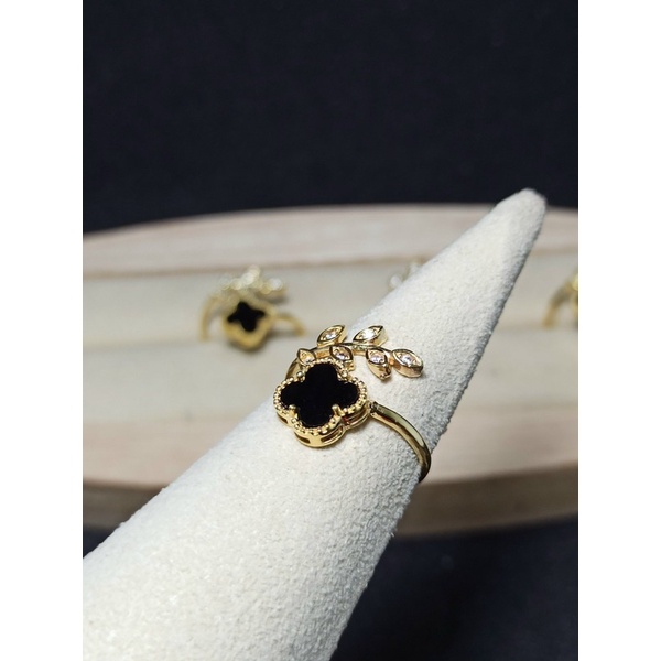 Mặt dây chuyền cỏ 4 lá vàng10k đá Mã Não đen thiên nhiên