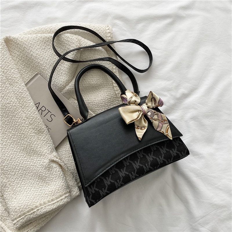 Túi đeo chéo vai in chữ thời trang năm 2021