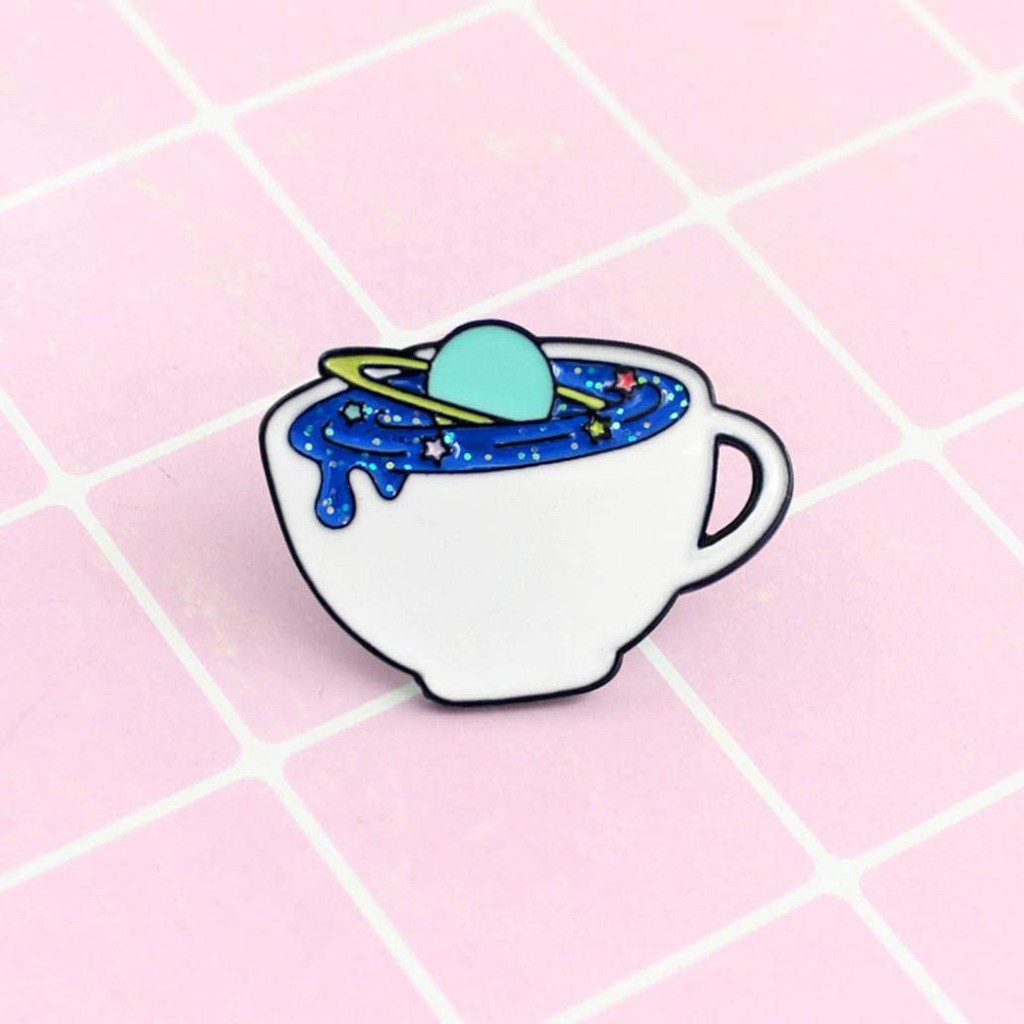 Pin cài áo ly cà phê chứa cả vũ trụ - GC090