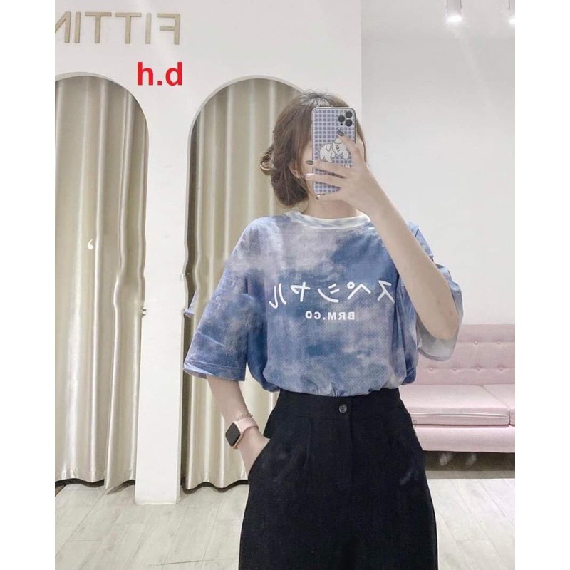 áo thun loang màu xanh coban in chữ Nhật unisex dáng rộng Hđ46