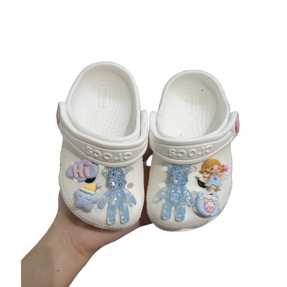 Sục cross cá sấu trắng full charm 2 to và 8 đến 10 charm nhỏ tùy size cho bé hàng xuất dư có lỗi nho ko đáng kể