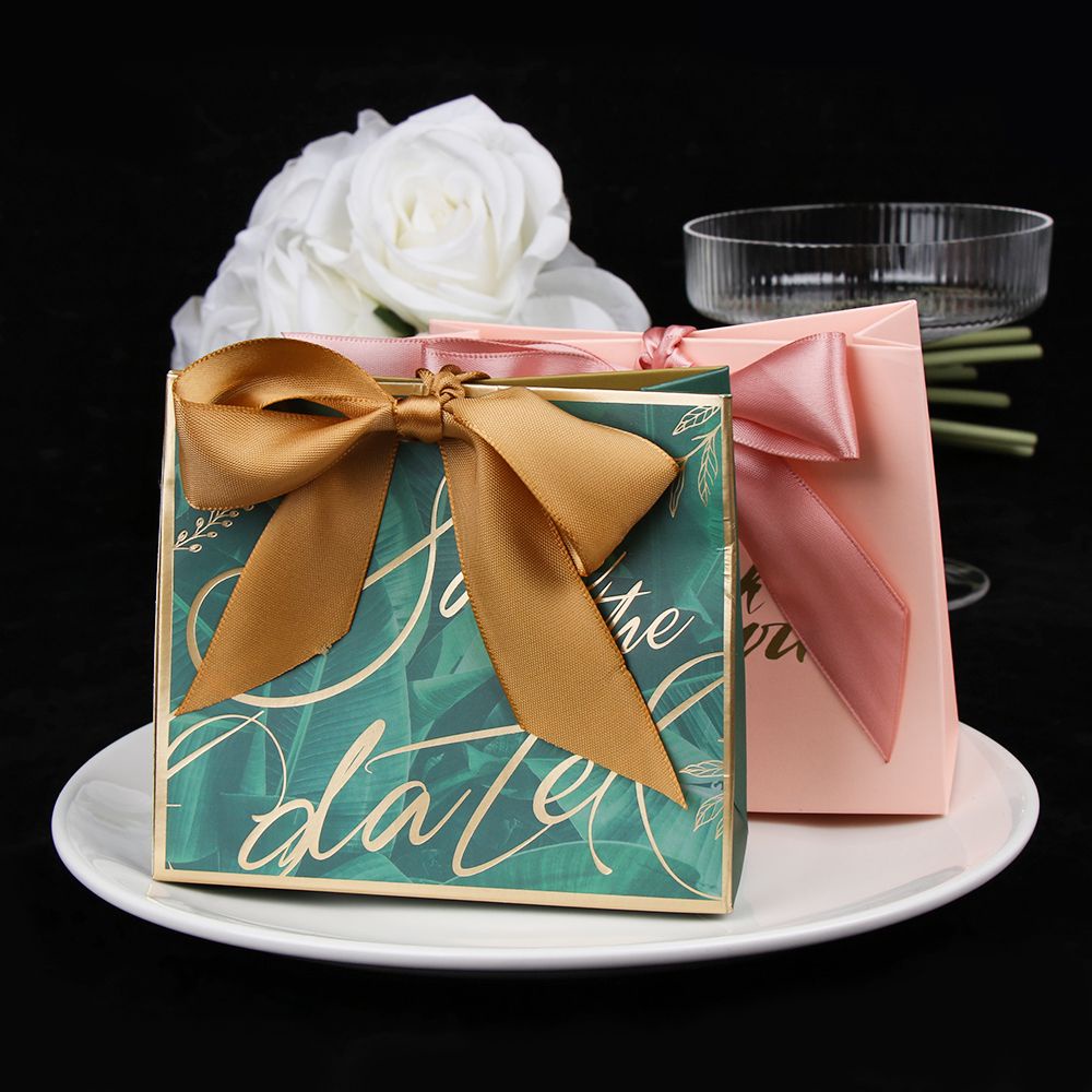 Hộp đựng kẹo có ruy băng nhiều màu sắc làm quà tặng