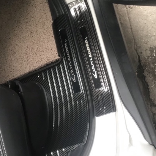 Ốp Bậc Cửa, Nẹp Bước Chân Mitsubishi Outlander 2016 đến 2021 Mẫu Carbon Cao Cấp + tặng keo trợ dính
