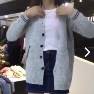 Áo khoác muối tiêu cổ viền của c trần thị ngọc huyền