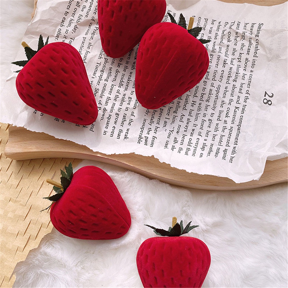 Hộp Đựng Trang Sức Hình Quả Dâu Dễ Thương