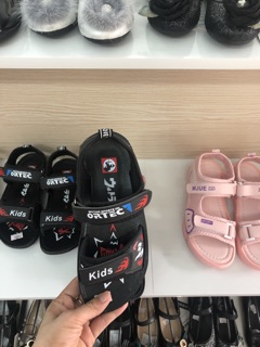 Sandal bé trai
