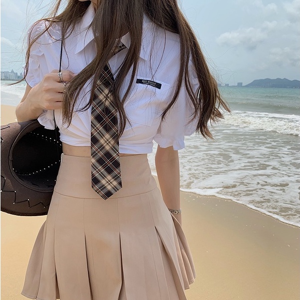 Áo sơ mi trắng croptop dáng ngắn tay bèo kèm cà vạt