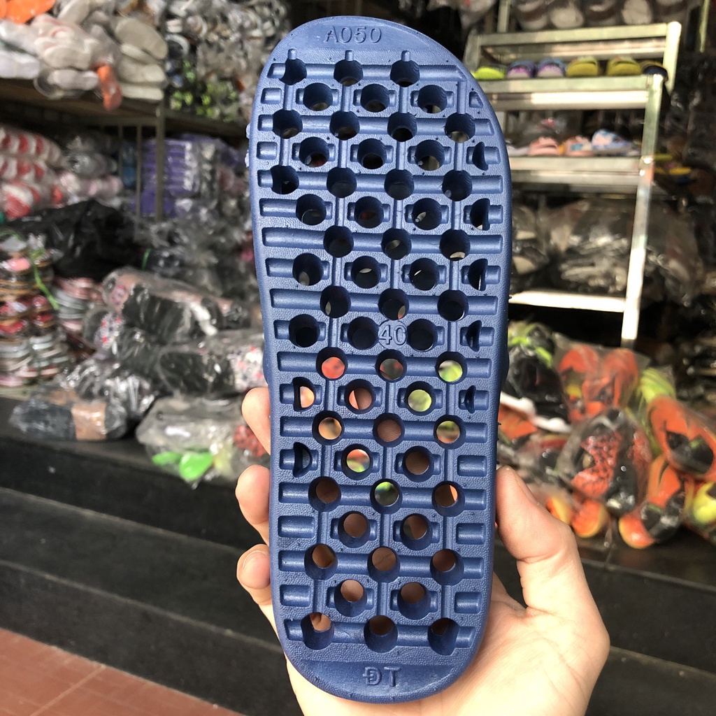 Dép nhựa đi trong nhà tắm nam nữ, hình táo có lỗ massage chân giá rẻ Á050