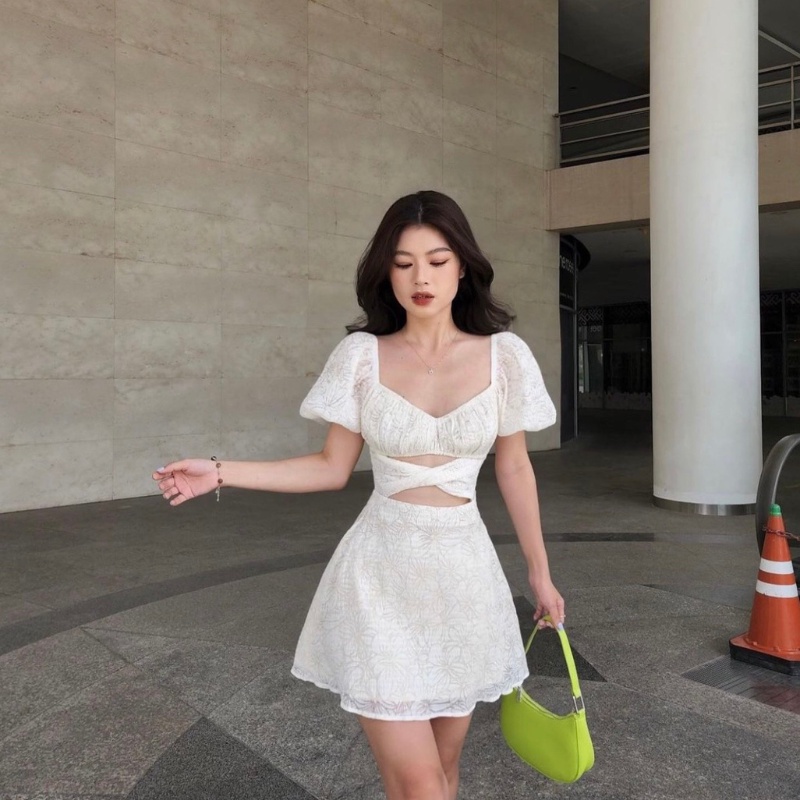 Váy dự tiệc gấm hoa nổi Cutout chéo dây bụng thời trang trẻ trung.