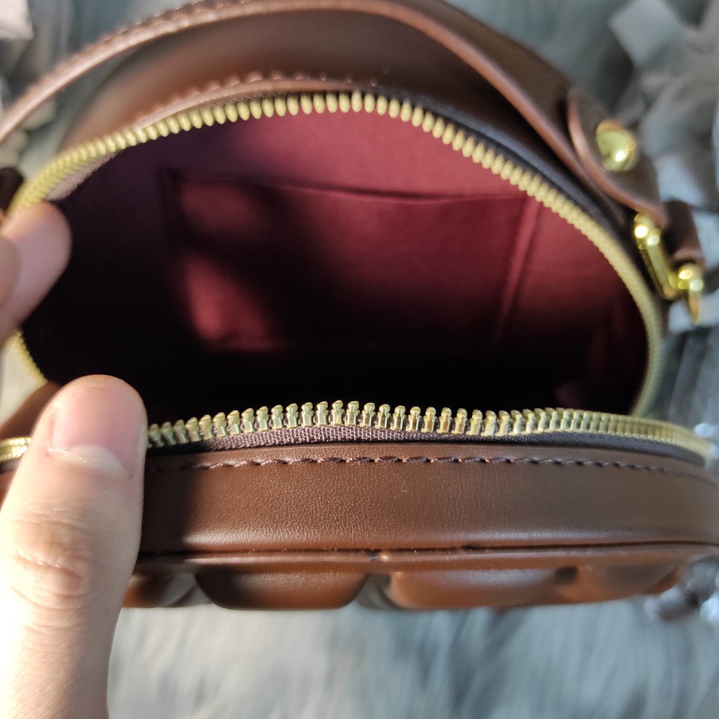 Túi đeo chéo tròn vân nổi socola - Hàng loại 1 - TB.Store DC242 19x19x7,5