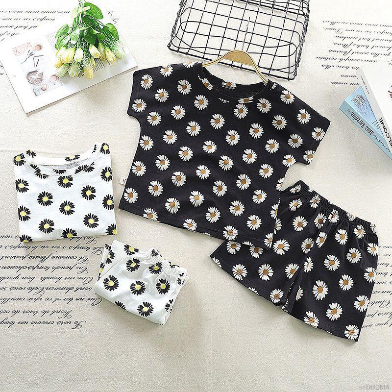 Bộ áo thun tay ngắn in hoa cúc và quần đùi cho bé gái
