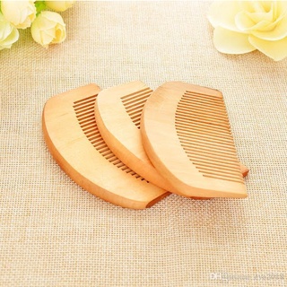 Lược dùng để chải tóc được làm bằng gỗ