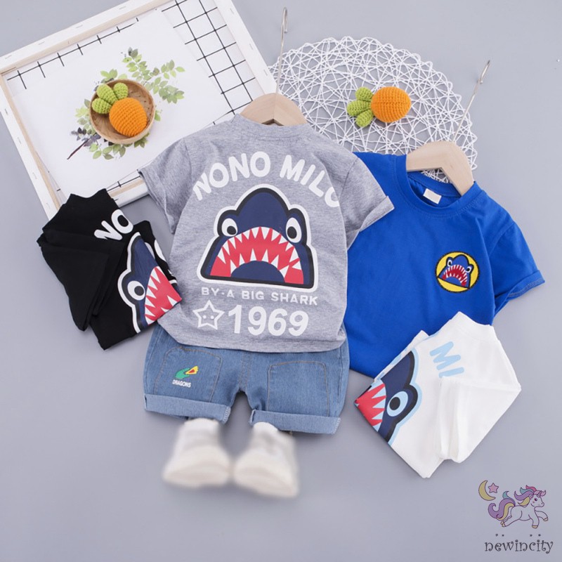 Bộ trang phục 2 mảnh gồm áo tay ngắn họa tiết cá mập và quần short thời trang Hàn Quốc cho bé trai