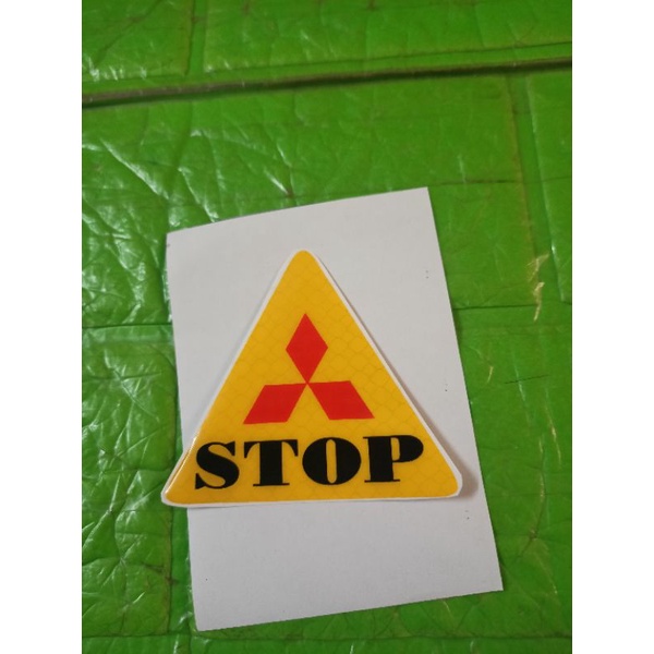 Tem nổi Stop trang trí đuôi xe tâm giác đỏ