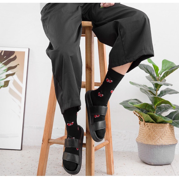 Vớ cao cổ hình trái Cherry Nam Nữ phong cách trẻ trung, năng động.