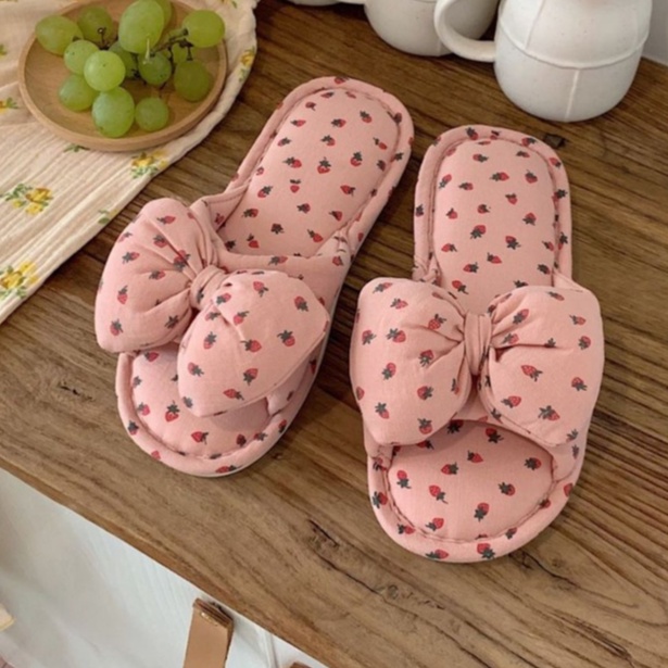 Dép Nơ Trái Dâu Đi Trong Nhà NHẬT VY Thiết Kế Hiện Đại, Xinh Xắn Màu Hồng, Trắng - DE010