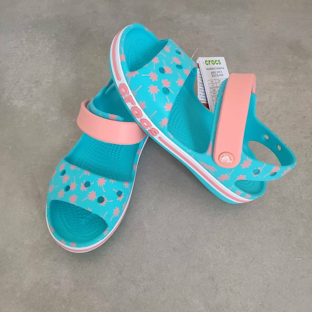 Giày dép trẻ em - giày Sandal C.R.O.C BAYABAND GRAPHIC MÀU XANH NGỌC cho bé gái giày sandal cho bé