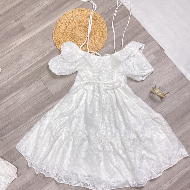 Váy Tiểu Thư Ren Trắng Bệt Vai Buộc Eo Dáng Xoè Tầng