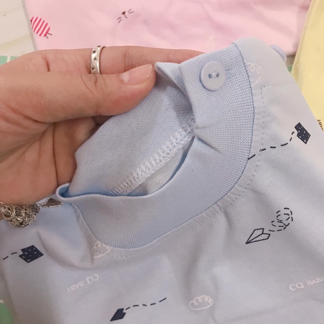 Áo dài tay CQ cổ trụ cài vai cho bé