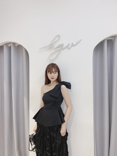 Áo lệch nơ vai xoè