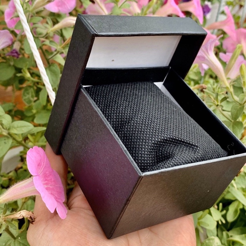 Hộp đồng hồ đen cứng cáp có gối đựng đồng hồ phụ kiện vòng tay