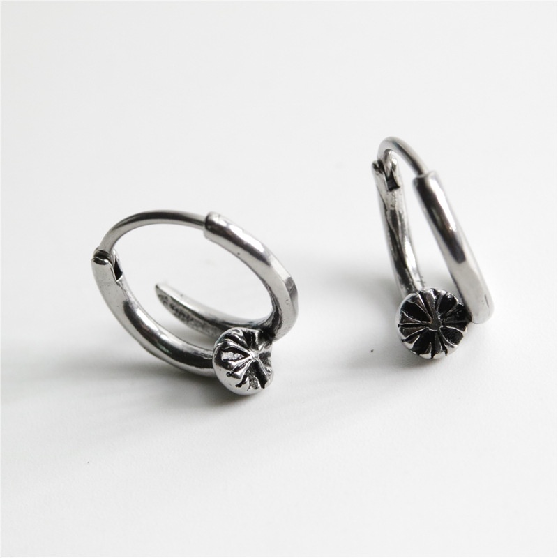 Bông tai unisex chrome heart nail bạc  không rỉ bảo hành 1 năm.