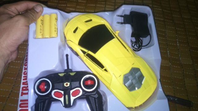 Xe điều khiển từ xa chạy 4 hướng biến thành Robot 82(PIN sạc và tặng kèm PIN)