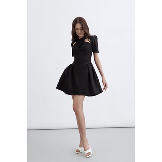 HOO DESIGN - Đầm Dự Tiệc Cut Out Ngực Dáng Xòe Màu Đen