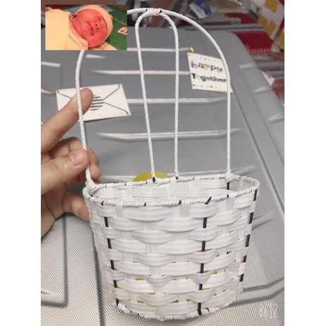 Giỏ mây cắm hoa treo tường