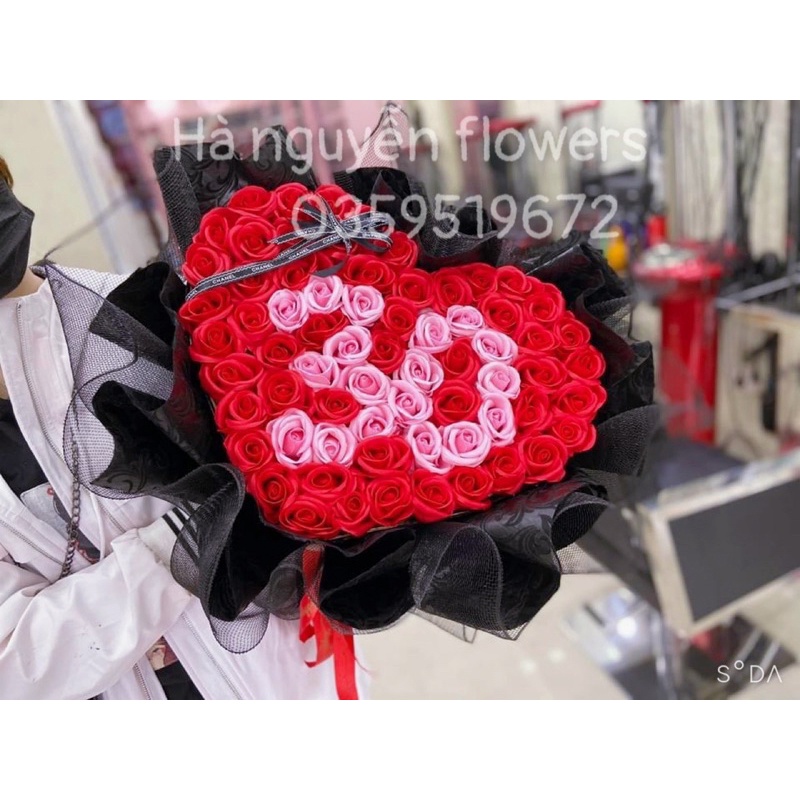 Hoa kỉ niệm ngày cưới- bó hoa hồng 99 bông nhận xếp chữ theo yêu cầu ( thay đổi màu hoa và màu voan theo yêu cầu)