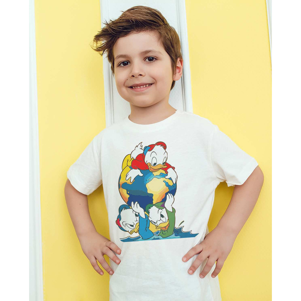 Áo Thun Bé Trai - Bộ ba anh em vịt giữ lấy quả bóng trái đất khỏi nước biển Unisex Cao Cấp SKT20-02839