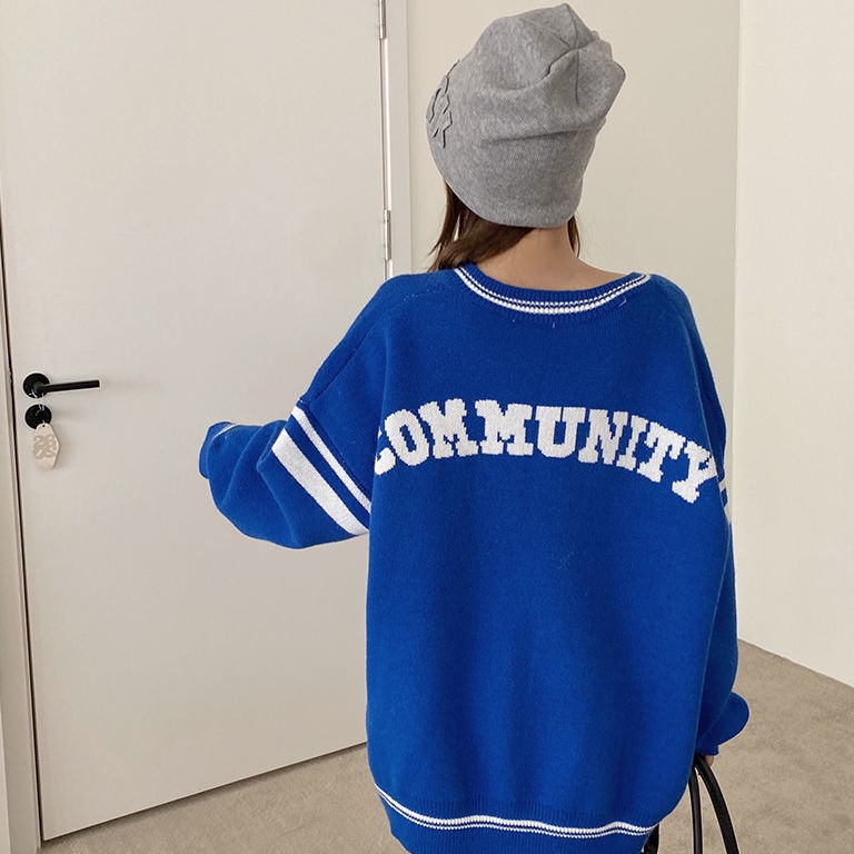 Áo sweater dáng rộng cổ chữ v in chữ màu xanh dương phong cách Hàn Quốc thời trang thu đông mới cho nữ