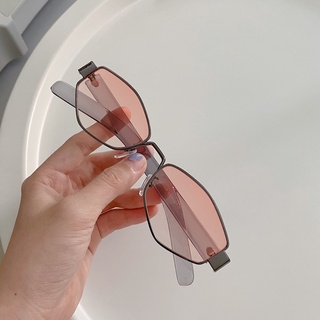 Kính mát form tam giác hồng nhạt